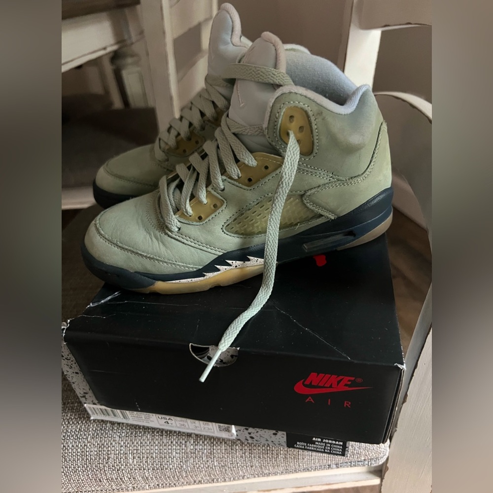 Air Jordan Retro 5. Size youth 4